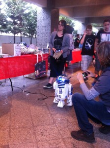 R2-D2 projetando